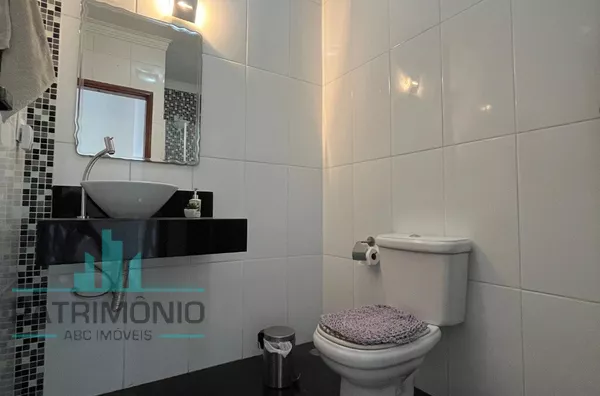 Espaçosa casa assobradada à venda no Olímpico - São Caetano do Sul.