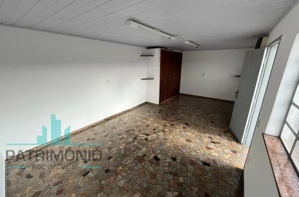 Ampla sala nos fundos