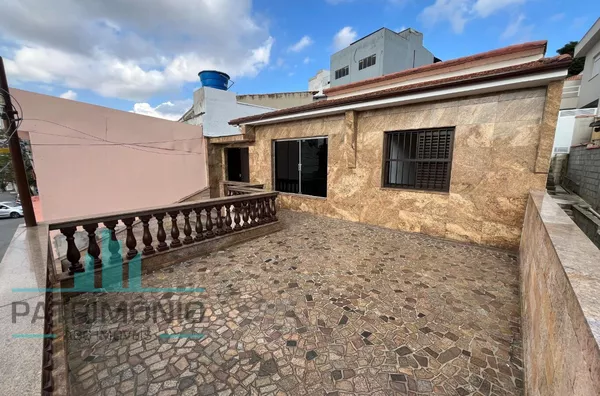 Ampla casa assobradada para venda no Bairro Olímpico - São Caetano do Sul.