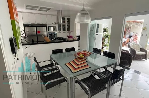 Sala de jantar com cozinha integrada