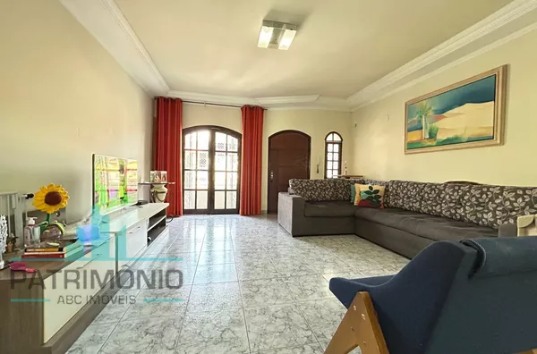 Sobrado de 280m² no Bairro Campestre em Santo André.