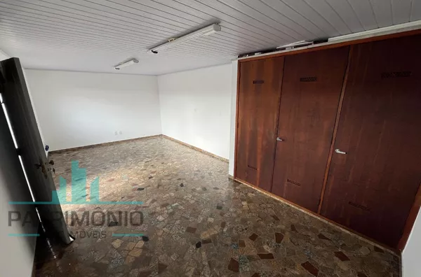 Ampla sala nos fundos