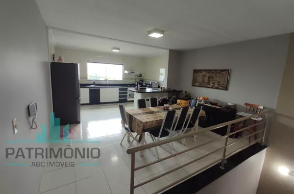 Sobrado Espaçoso com 3 Suítes e 4 Vagas – Bairro Osvaldo Cruz.