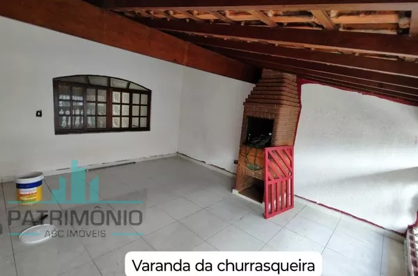 Casa de 280m² com salão e terraço a venda no Jardim Utinga em Santo André.