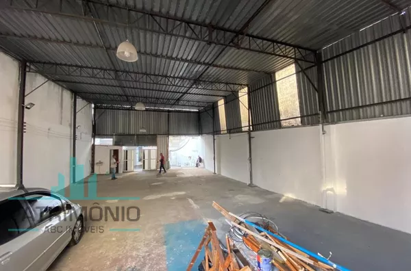 Galpão Comercial com Casa no Terreno a venda em São Caetano do Sul.