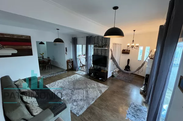 Espaçosa casa assobradada à venda no Olímpico - São Caetano do Sul.