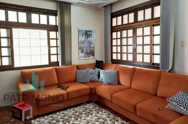 Casa com 400m² de terreno à venda no Bairro Santa Paula em São Caetano Do Sul.