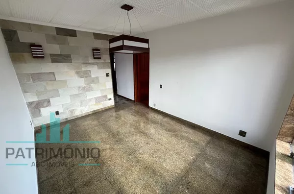 Ampla casa assobradada para venda no Bairro Olímpico - São Caetano do Sul.