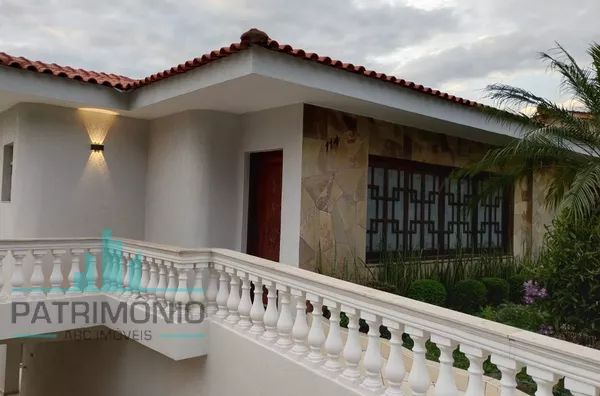 Casa térrea com 375m² à venda no Jardim São Caetano em São Caetano do Sul.