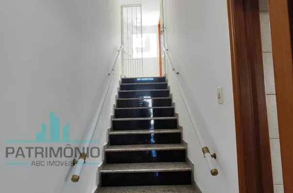 Escada para acesso ao sobrado e edícula