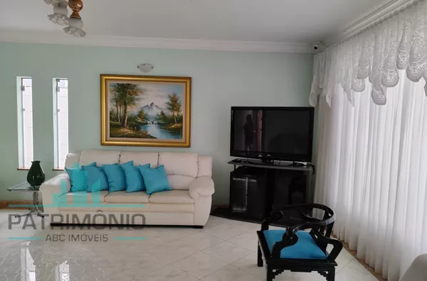 Casa térrea à venda no Bairro Olímpico em São Caetano Do Sul.