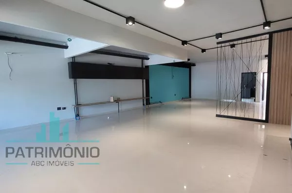 Salão Comercial com 170m² disponível para locação na Avenida Presidente Kennedy.