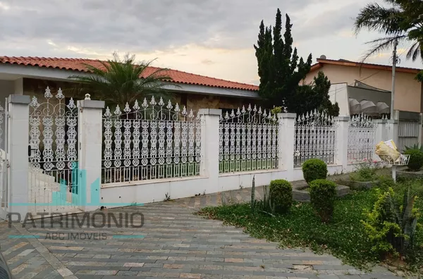 Casa térrea com 375m² à venda no Jardim São Caetano em São Caetano do Sul.