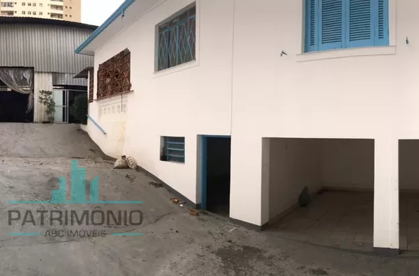 Galpão Comercial com Casa no Terreno a venda em São Caetano do Sul.