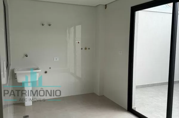 Sobrado à venda no bairro Olímpico em São Caetano do Sul.