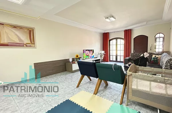 Sobrado de 280m² no Bairro Campestre em Santo André.