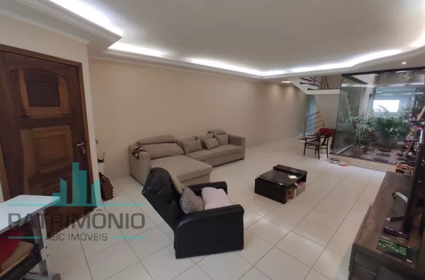 Sobrado Espaçoso com 3 Suítes e 4 Vagas – Bairro Osvaldo Cruz.