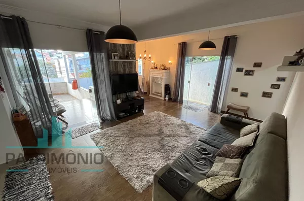 Espaçosa casa assobradada à venda no Olímpico - São Caetano do Sul.