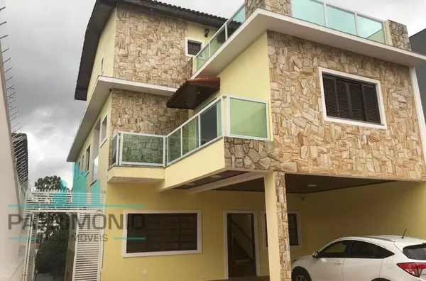 Espaçoso sobrado à venda no Bairro Cerâmica em São Caetano Do Sul.