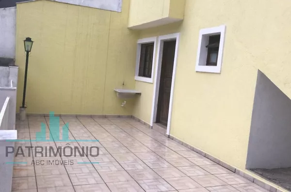 Espaçoso sobrado à venda no Bairro Cerâmica em São Caetano Do Sul.