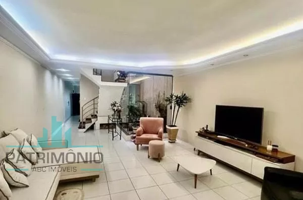 Sobrado Espaçoso com 3 Suítes e 4 Vagas – Bairro Osvaldo Cruz.