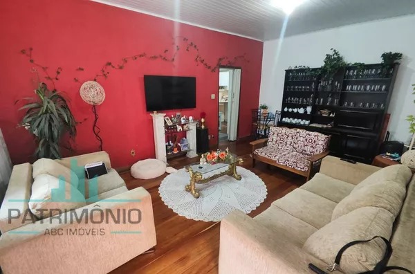 Casa térrea à venda no Bairro Santa Paula em São Caetano do Sul. 