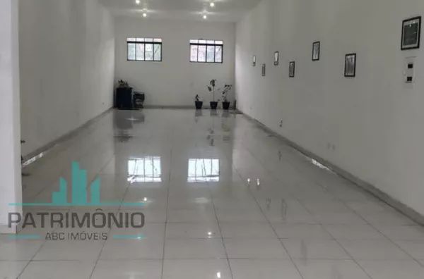 Casa de 280m² com salão e terraço a venda no Jardim Utinga em Santo André.
