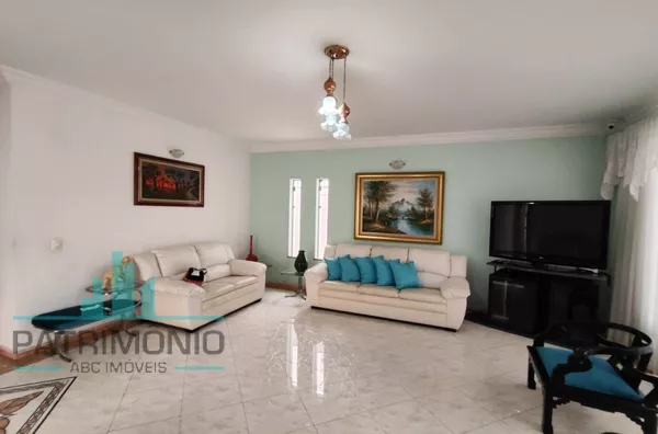 Casa térrea à venda no Bairro Olímpico em São Caetano Do Sul.