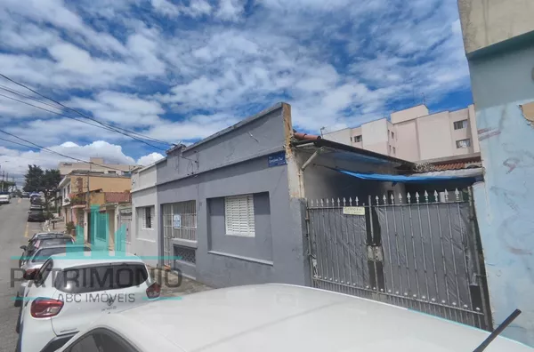 Terreno com 2 casas à venda no bairro Cerâmica em São Caetano do Sul.