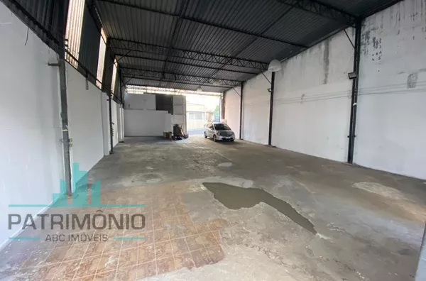 Galpão Comercial com Casa no Terreno a venda em São Caetano do Sul.