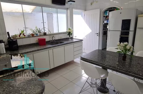 Casa Assobradada com 500m² de terreno à venda no Bairro Campestre em Santo André.