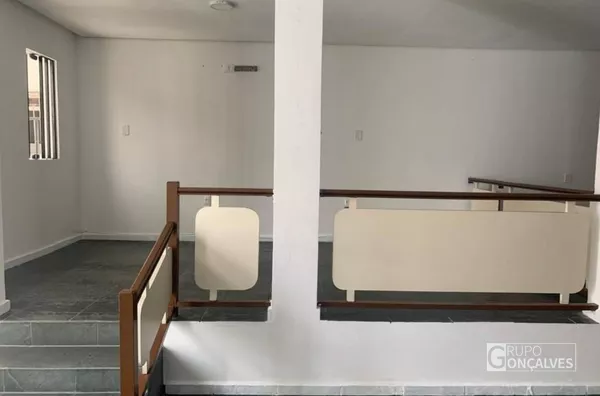 Salão para locação e/ou venda com 5 vagas disponíveis, 2 banheiros... - Vila Talarico 