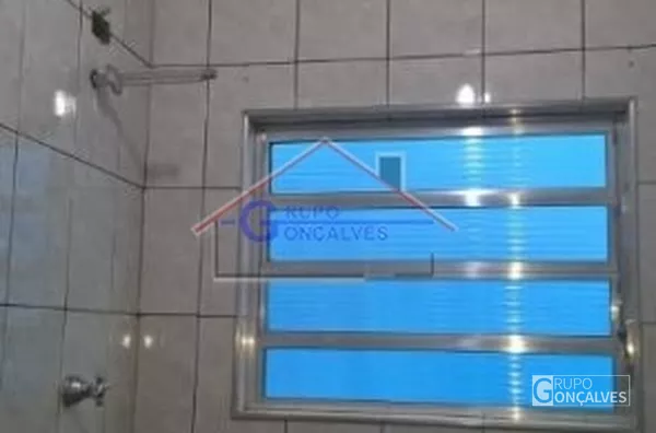 Assobradada para venda no bairro Jardim Vila Formosa, possui i 175 metros construídos aproximadente, somam-se tres casas no quintal, com água e luz separadas.