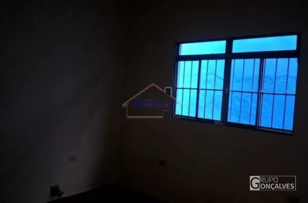 Assobradada para venda no bairro Jardim Vila Formosa, possui i 175 metros construídos aproximadente, somam-se tres casas no quintal, com água e luz separadas.