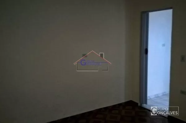 Assobradada para venda no bairro Jardim Vila Formosa, possui i 175 metros construídos aproximadente, somam-se tres casas no quintal, com água e luz separadas.