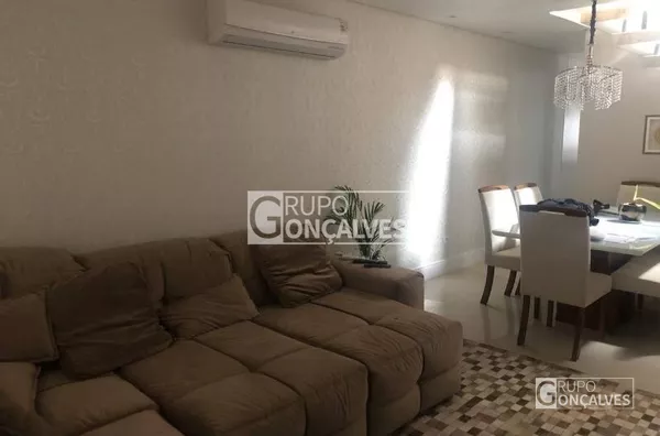 Sobrado próximo ao Metrô Arthur Alvim.