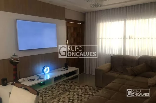 Sobrado próximo ao Metrô Arthur Alvim.