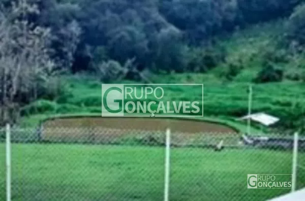 Venda:  Chácara com 8.000 m² - 5 dormitórios com piscina  - Localizado entre Tatuí e Itapetininga/ SP
