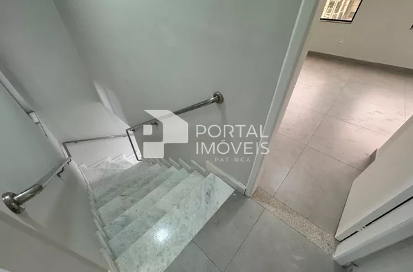 Escada de acesso pela Recepção 01 ao 2º Pavimento