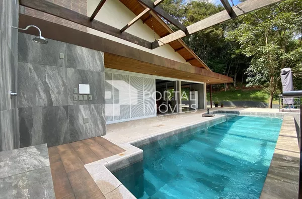 Casa alto padrão para venda, 3 quartos, 1 suite, 2 vagas, Marliéria/MG