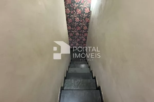 Escada de acesso ao 1º piso