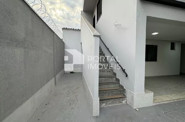 Escada de acesso pela Área externa a Recepção 02