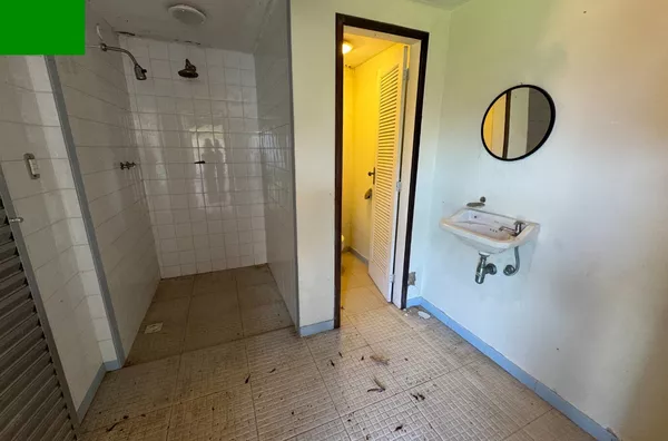 sauna com chuveirão e banheiro