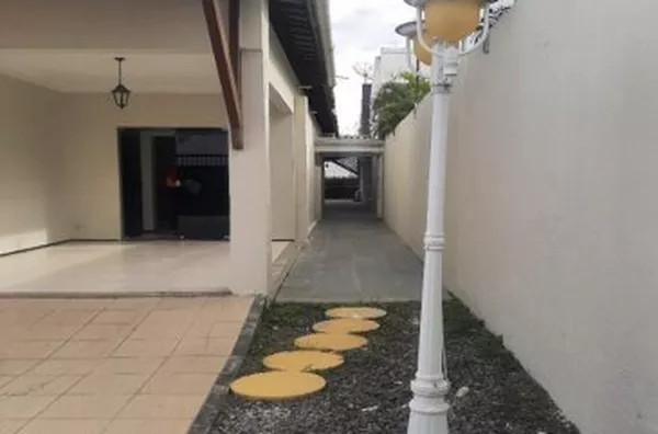 ALUGUE JÁ Casa com 04 Suítes no Junco