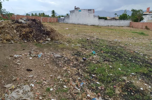 Terreno com 2 mil m2, murado e com poço profundo na Colina