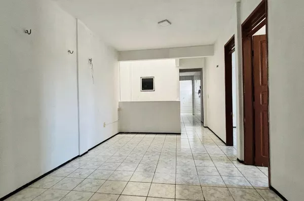 Apartamento no Campo dos Velhos com 03 Quartos