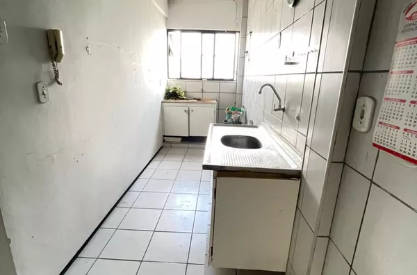 Locação - Apartamento c/ 02 Quartos c/ guarda roupas embutidos e cond. c/ portaria