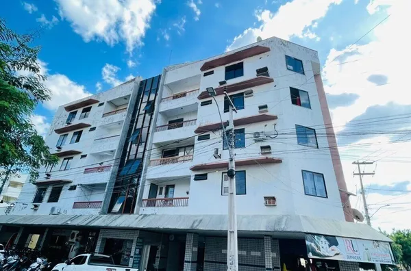 Locação - Apartamento c/ 02 Quartos c/ guarda roupas embutidos e cond. c/ portaria