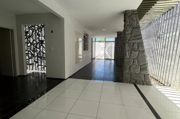 ALUGUE JÁ CASA no Derby com 3 quartos e vaga até mais de 4 carros
