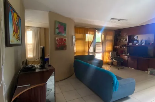 CASA na Colina com 894m2 de terreno e 358m2 área construída